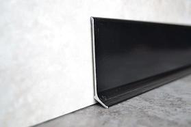 Алюминиевый напольный плинтус Русский профиль, графитовый черный (RAL7024), 60х11,2х2500 мм, 1 м.п